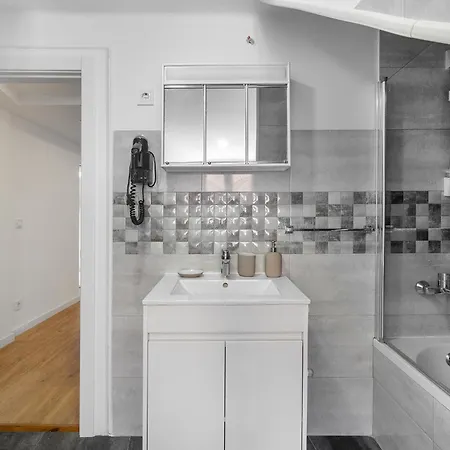 Whome Stylish Top-floor Flat In Iconic Chiado