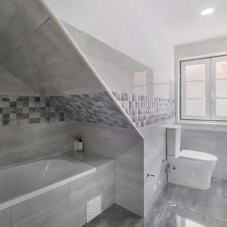 Whome Stylish Top-floor Flat In Iconic Chiado Lejlighed *