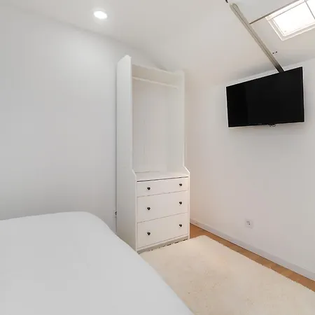 Whome Stylish Top-floor Flat In Iconic Chiado * ליסבון